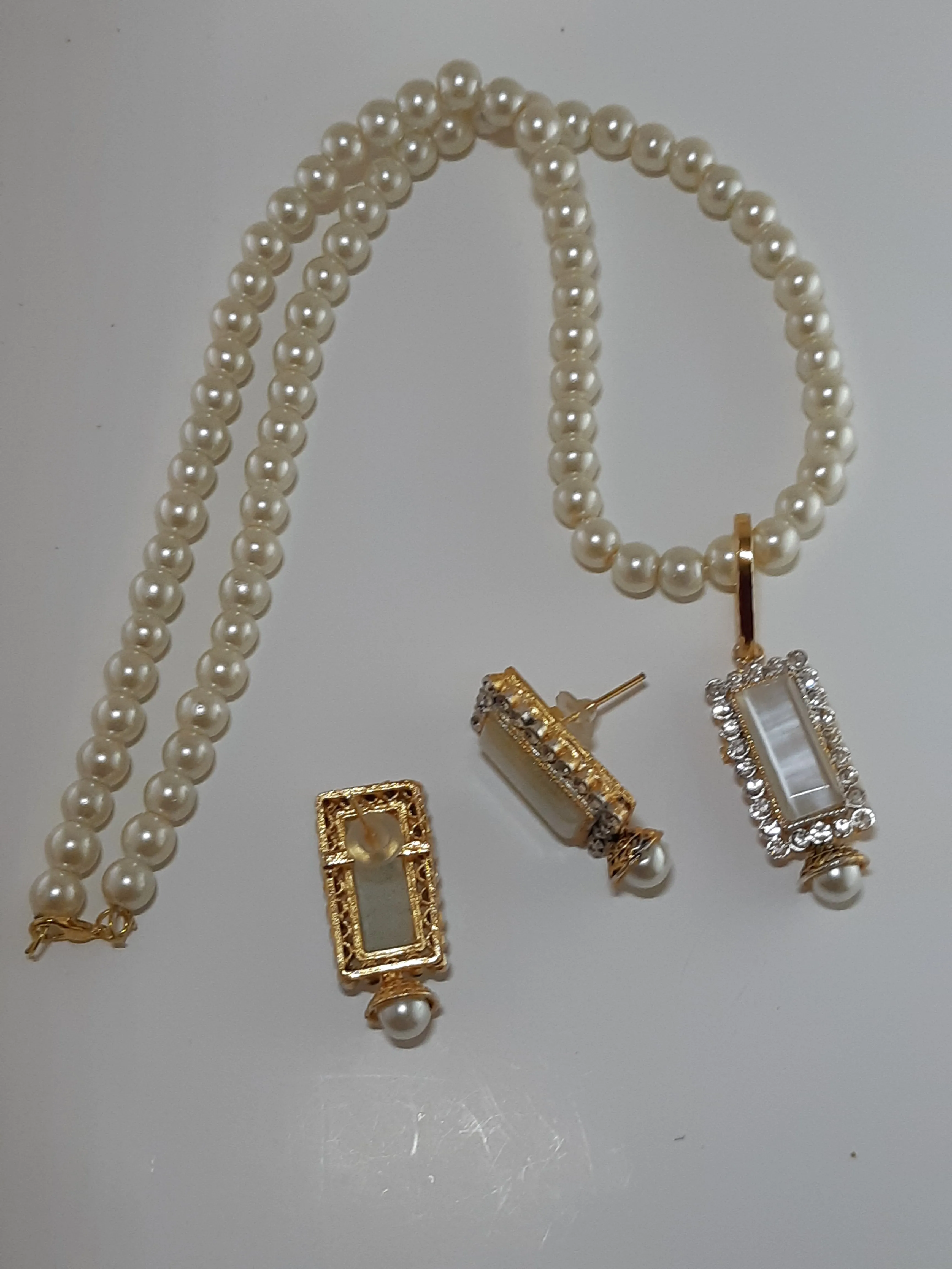 Glimpse in the Sun Golden Base Pendant Set