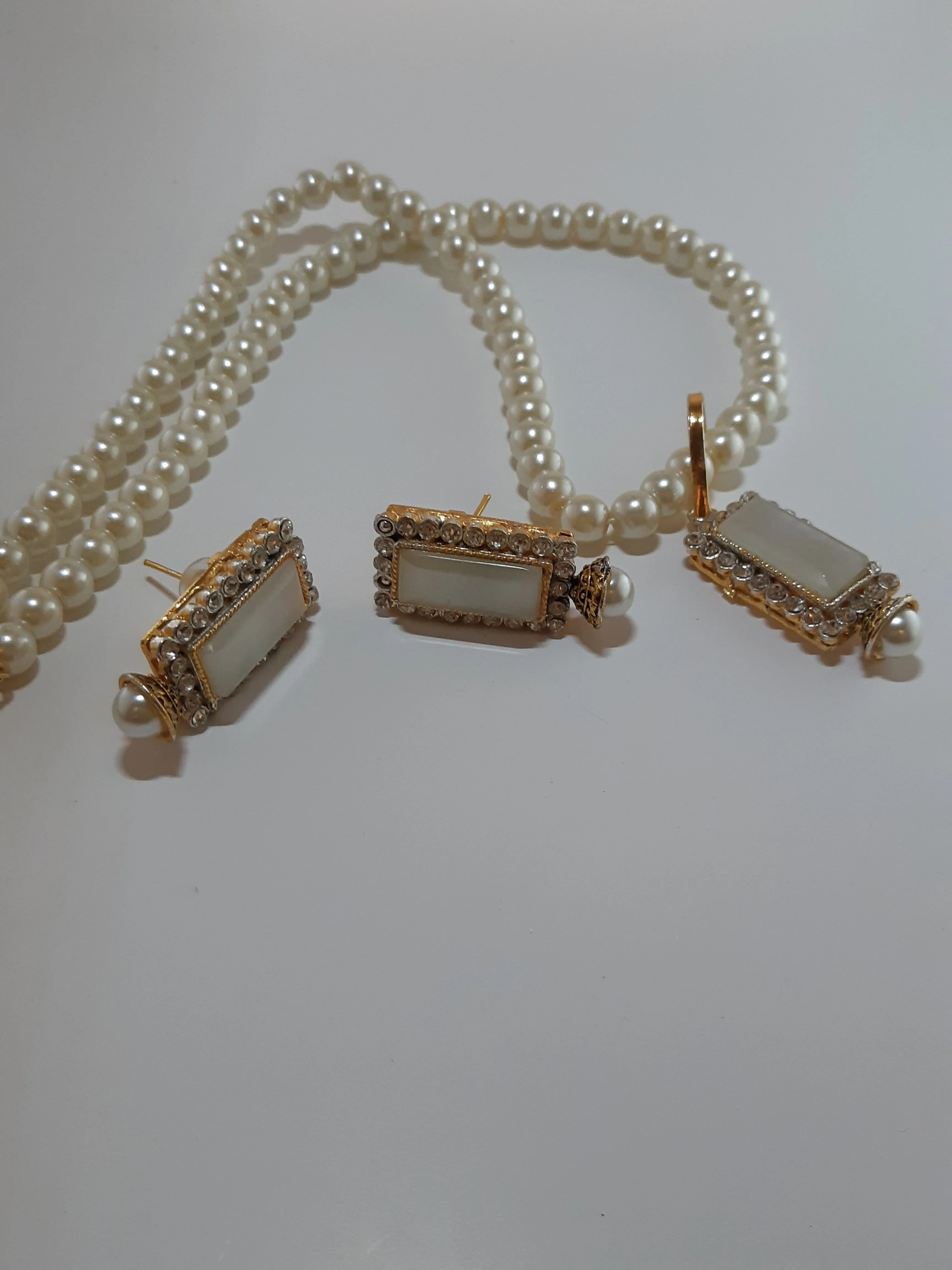 Glimpse in the Sun Golden Base Pendant Set